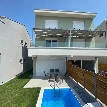 New Luxury Near The Beach!