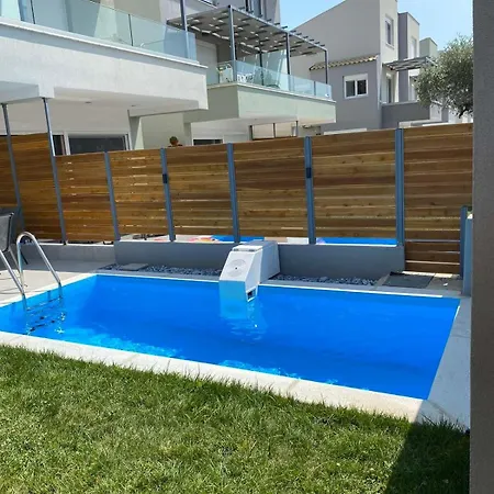 New Luxury Near The Beach!